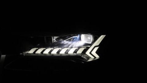 Nahaufnahme eines modernen LED-Scheinwerfers mit markanter Lichtsignatur