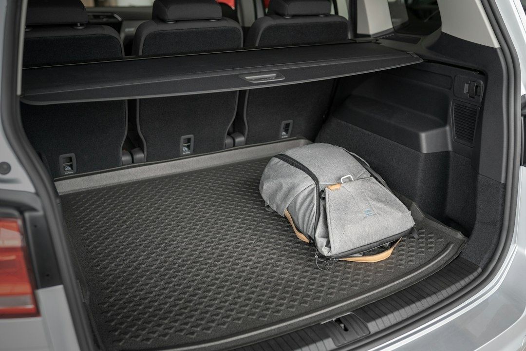 SUV-Kofferraum mit Laderaumabdeckung, Gummimatte und Reisetasche